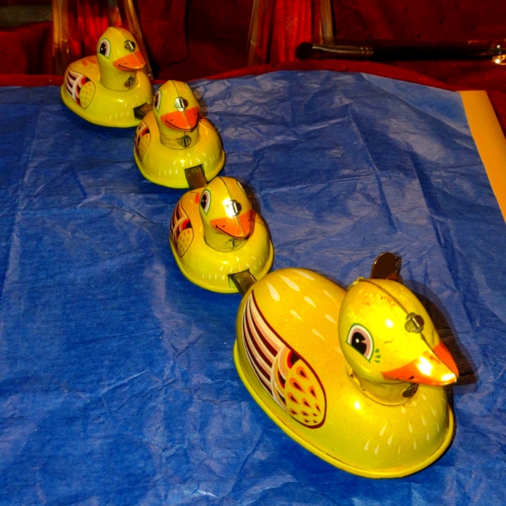 Old 40s vtg mama duck and baby ducks wind up toy